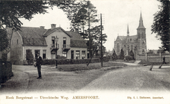 12585 Gezicht in de Utrechtseweg met bebouwing te Amersfoort uit het noordoosten; met links de ingang van de Bergstraat ...